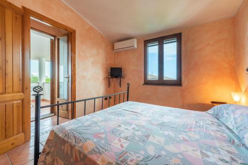 1 dormitorio con 1 cama en una habitación con ventanas en Casa Giovanna e Antonio en Calasetta
