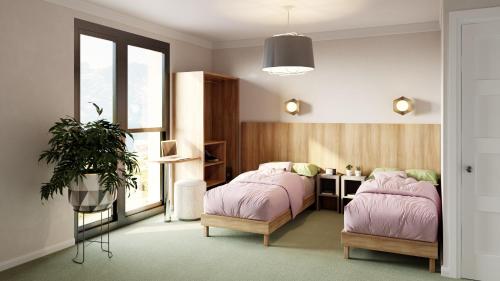 1 Schlafzimmer mit 2 Betten, einem Schreibtisch und einer Pflanze in der Unterkunft Le Piroulet in Vassieux-en-Vercors