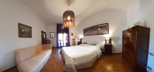 a bedroom with a bed and a couch at Casa Trastevere in Foggia