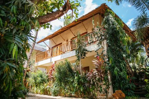 a building with a balcony on the side of it at CasaLô Hotel in Jericoacoara