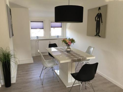 comedor con mesa y sillas en Dachgeschosswohnung in Ranstadt, en Ranstadt