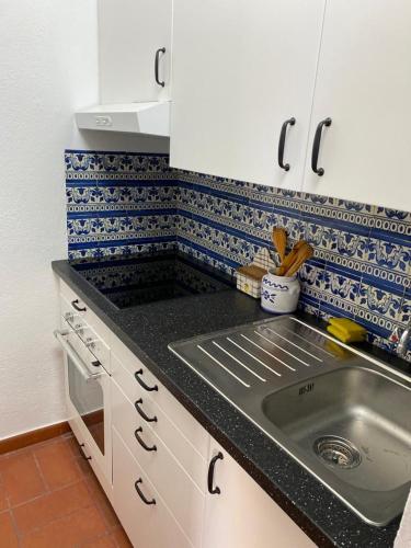 タヴィラにあるT0 Pedras D'el Reiの青と白のタイルを用いたキッチン(シンク付)
