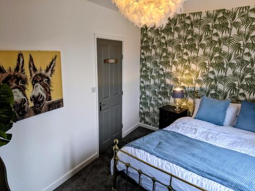 ラムズゲートにあるSpacious contemporary apartmentのベッドルーム1室(ベッド1台付)が備わります。壁には絵画が飾られています。