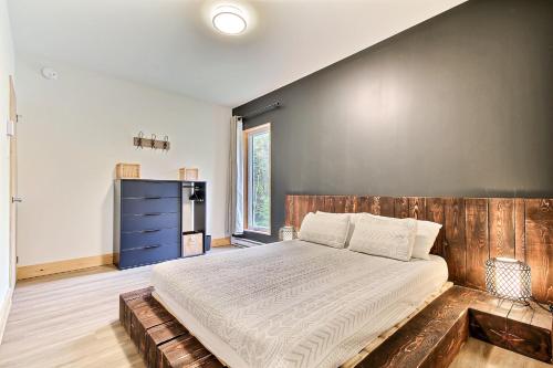 een slaapkamer met een groot bed en een blauw dressoir bij Wellness Sutton Cabin #265 unité du haut in Sutton