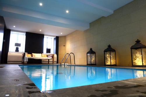 una grande piscina in una camera d'albergo di EUGENIE: 1 er ETAGE a Luchon
