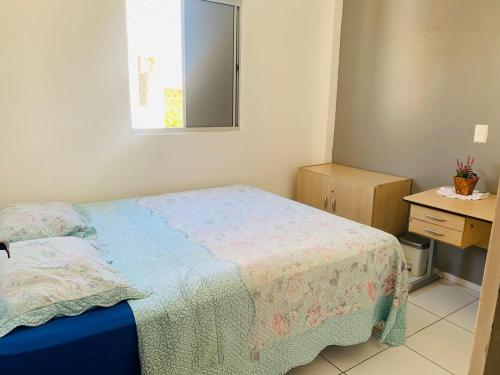 ein kleines Schlafzimmer mit einem Bett und einem Spiegel in der Unterkunft Ap Completo na zona Nobre com 3 quartos, sendo 1 suíte in Teresina