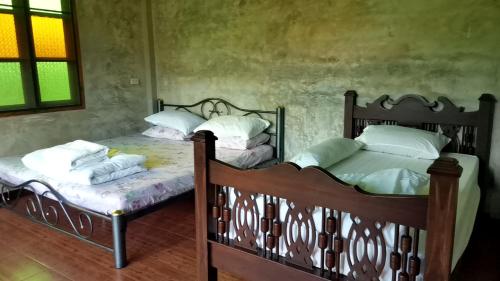 Postel nebo postele na pokoji v ubytování Baan Chai Khao Home Stay