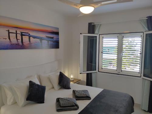 Foto dalla galleria di Apartment Namaste- Amazing sea view & infinity pool - good Wifi - smart tv-Residence Senator a Costa Teguise