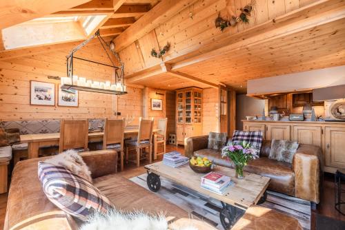 un salon avec un canapé et une table dans l'établissement Apartment Garapa Morzine - by EMERALD STAY, à Morzine