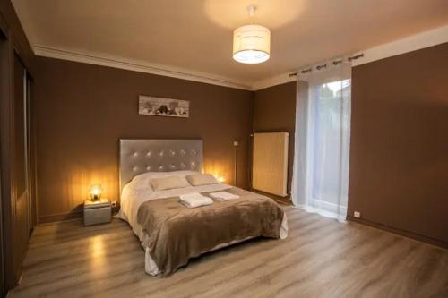 une chambre avec un grand lit et une grande fenêtre dans l'établissement L'ÉCLUSE TERRASSE PARKING GRATUIT Home-One, à Dole