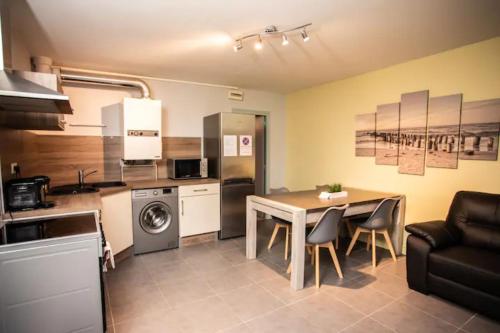 une cuisine et une salle à manger avec une table et des chaises dans l'établissement L'ÉCLUSE TERRASSE PARKING GRATUIT Home-One, à Dole