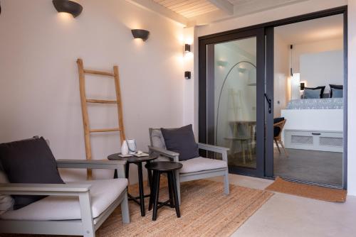 Habitación con 2 sillas, mesa y ventana en Papaya Lances Studios, en Tarifa