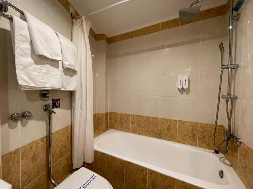 Ένα μπάνιο στο Ξενοδοχείο Μαντάς
