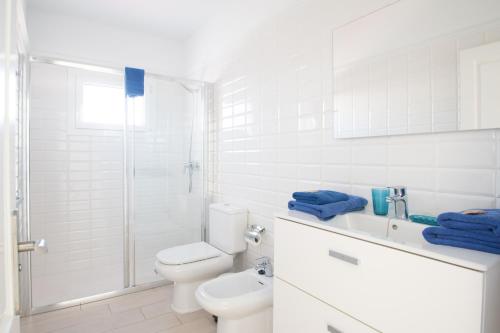 プラヤ・ブランカにあるBlancazul Ocean Viewの白いバスルーム(トイレ、シャワー付)