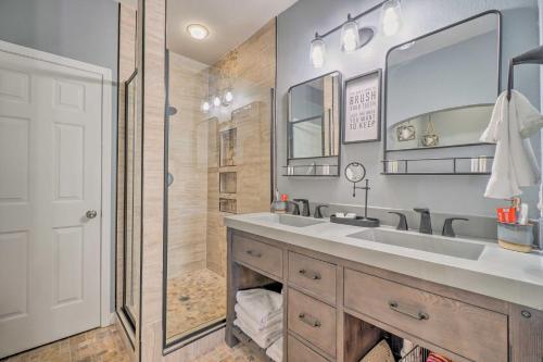 Ванная комната в Branson Resort-Style Retreat 4 Mi to Strip