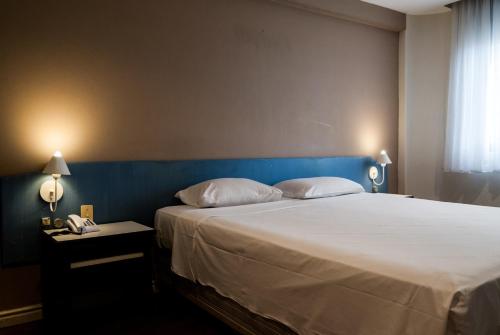 Un pat sau paturi într-o cameră la Master Express Alberto Bins - 200 metros do Hospital Santa Casa