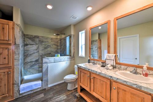 łazienka z 2 umywalkami, prysznicem i toaletą w obiekcie Cedaredge Hideaway with Grill and Mountain Views! w mieście Cedaredge