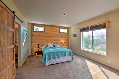 - une chambre avec un lit et une fenêtre dans l'établissement Cedaredge Hideaway with Grill and Mountain Views!, à Cedaredge