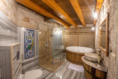 Kylpyhuone majoituspaikassa Charming Cave Hotel