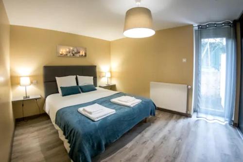 une chambre avec un lit avec deux serviettes dessus dans l'établissement COLLEGIALE PROCHE CENTRE VILLE Home-One, à Dole
