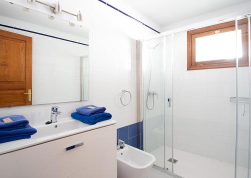 a bathroom with a sink and a shower at Blancazul Avenida in Playa Blanca
