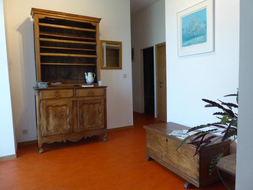 sala de estar con armario de madera y mesa de centro en La Vannerie en Havelange