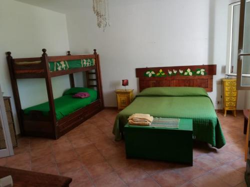 una camera con 2 letti a castello e un tavolo di appartamento corallo a Favignana