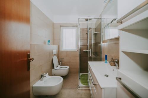 ein Badezimmer mit Toilette, Waschbecken und Dusche in der Unterkunft Apartman Hola in Novigrad Istria