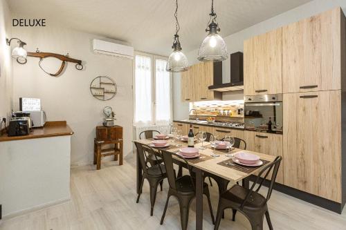 una cucina con tavolo e alcune sedie e una cucina con di Geppi's Apartments a Firenze