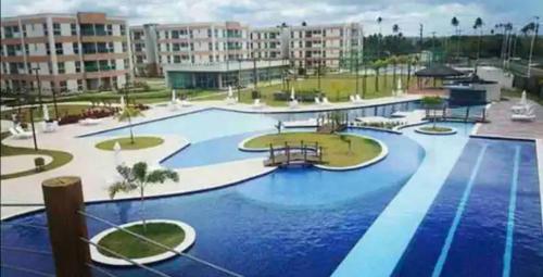 嘎林海斯港的住宿－Muro Alto condomínio clube，大楼内一个蓝色的大型游泳池
