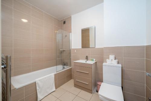 Bathroom sa Stylish Central Watford 2 Bedroom and Sofa Bed Apartment with Free Parking