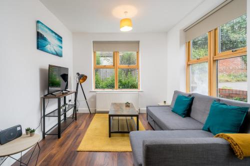 a living room with a couch and a table at Stylish Central Watford 2 Bedroom and Sofa Bed Apartment with Free Parking in Watford