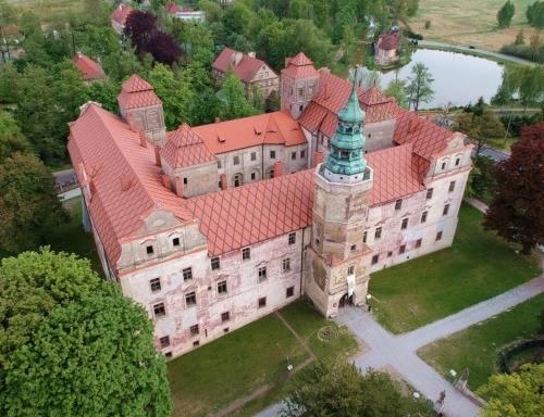 una vista aérea de un gran castillo con techo rojo en NOCLEGI Niemodlin en Niemodlin