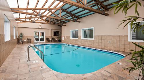a swimming pool in a house with a ceiling at Best Western Aladdin Inn in Kelso