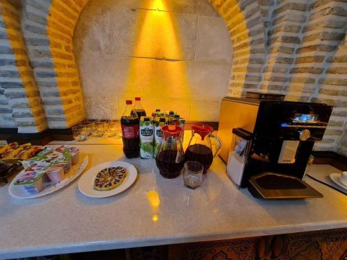 een aanrecht met een koffiezetapparaat en een magnetron bij Royal Bukhara hotel in Bukhara