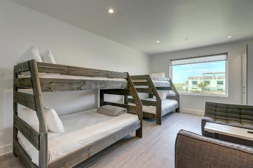 Lively Beach emeletes ágyai egy szobában