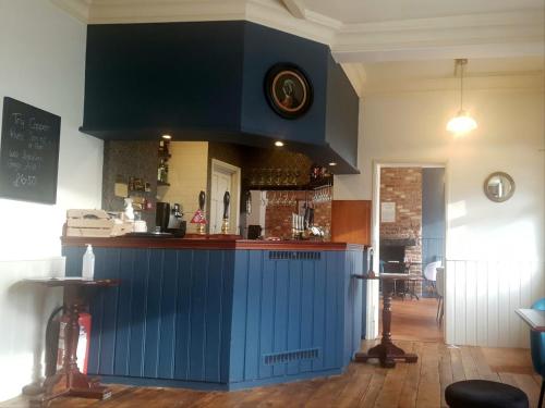 een blauw eiland in een bar in een restaurant bij The Quay in Faversham