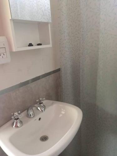 a bathroom with a white sink and a mirror at Hermoso monoambiente in San Juan