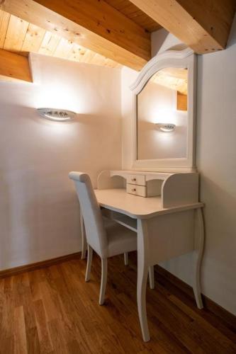 a desk with a mirror and a chair in a room at IL MASCHERONE in Sepino