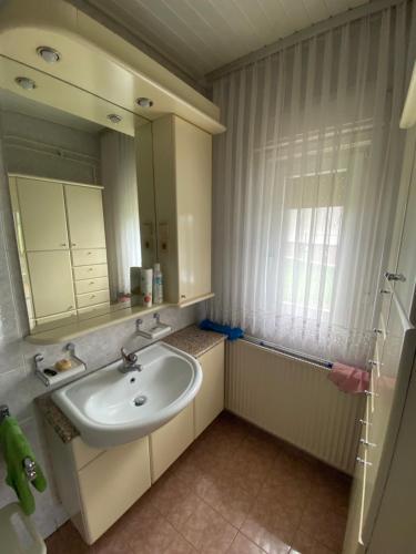 ein Bad mit einem Waschbecken und einem Spiegel in der Unterkunft Old Traditional House in Visoko
