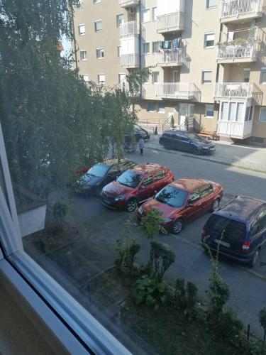 una vista di tre auto parcheggiate in un parcheggio di Apartman Maja a Bijeljina