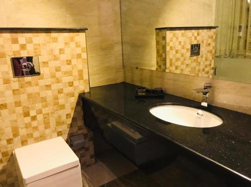 Ένα μπάνιο στο Royaute Luxury Hotel Sialkot