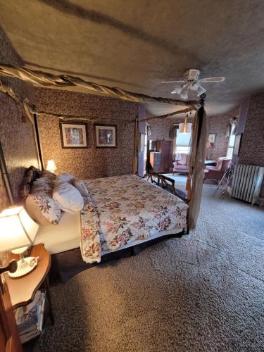 Postel nebo postele na pokoji v ubytování Ruby Manor Bed & Breakfast