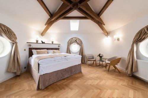 En eller flere senger på et rom på Hotel & Restaurant Chateau Trnová