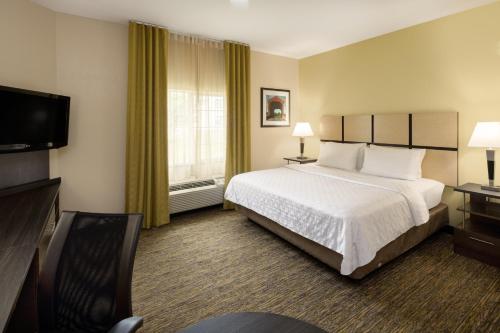 Llit o llits en una habitació de Candlewood Suites Windsor Locks, an IHG Hotel