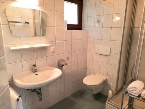 A bathroom at Apartments Edenhof