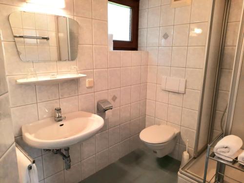 biała łazienka z umywalką i toaletą w obiekcie Apartments Edenhof w mieście Bad Kleinkirchheim