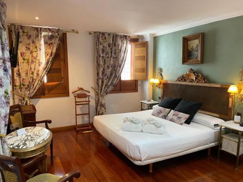 A bed or beds in a room at La Llave de la Judería Hotel Boutique