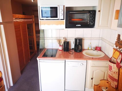 A kitchen or kitchenette at Studio 5 pax Plein Soleil - Propre, bon marché, emplacement top !