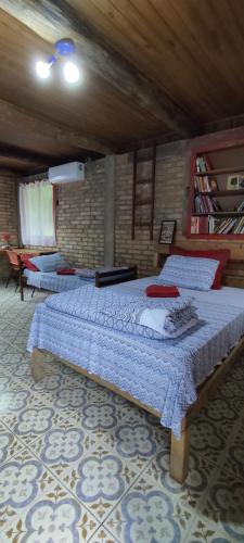 sypialnia z 2 łóżkami w pokoju w obiekcie Quinta da Gavea - Hospedaria e Quintal Criativo w mieście Rodeio